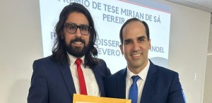 Professor e ex-aluno Arthur Magalhães recebendo o Prêmio de Tese Mirian de Sá Pereira